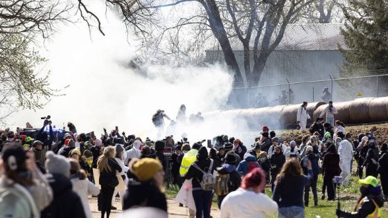 Image credit: Activists tear-gassed at failed raid of beagle research facility - Hawaii Tribune-Herald / New York Times