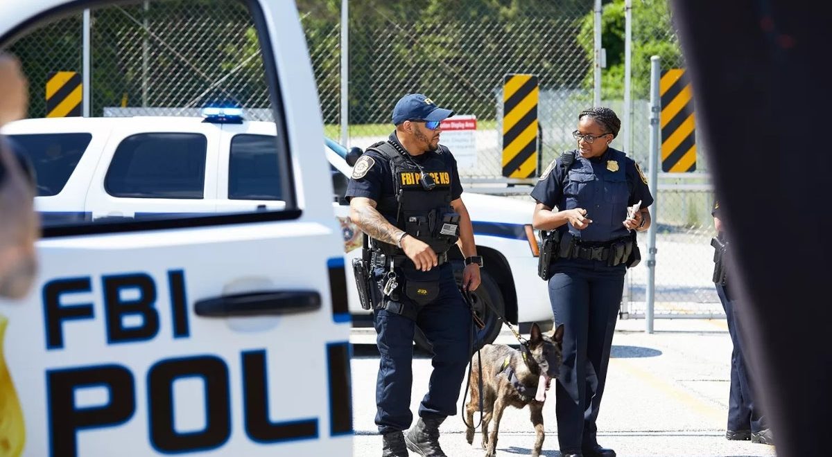 Image credit: Android and iPhone users warned by FBI that certain apps are a security risk - PhoneArena / Alan Friedman